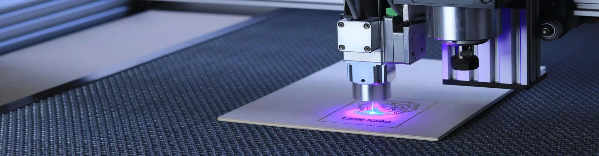 Зв’яжіться з нами