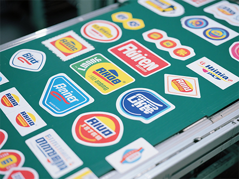 Який лазерний контролер можна використовувати для самоклеючої лазерної висічки